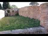 02490 ostia - regio v - insula vii - sede degli augustali (v,vii,1-2) - nordseite - 2. laden von westen - bli ri sueden - 01-2024.jpg